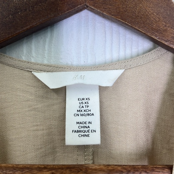 H&M - Light Beige V Neck Hook And Eye Short Sleeve Faux Wrap Dress Size XS - Picture 10 of 11